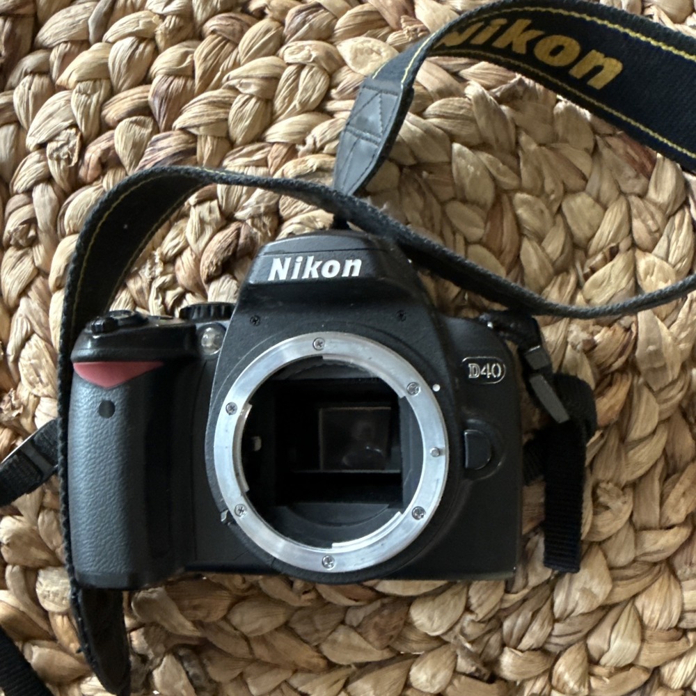 Nikon D40 Digital SLR Camera Body Black D-Series USB Connectivity